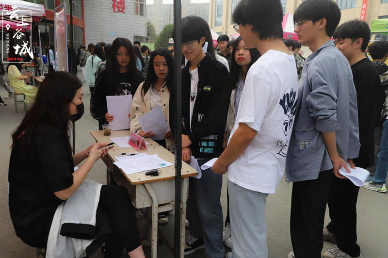 賦能未來 谷城職教中心舉辦2022屆畢業生就業推介會暨信息技術咨詢服務活動